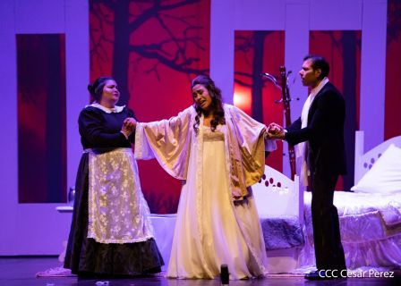 Puesta en escena de La Traviata del italiano Giuseppe Verdi 