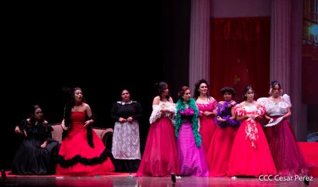 Puesta en escena de La Traviata del italiano Giuseppe Verdi 