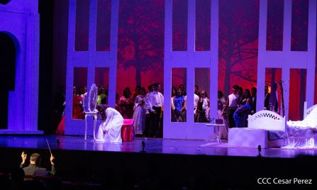 Puesta en escena de La Traviata del italiano Giuseppe Verdi 