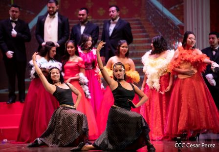 Puesta en escena de La Traviata del italiano Giuseppe Verdi 