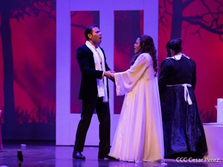 Puesta en escena de La Traviata del italiano Giuseppe Verdi 