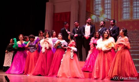 Puesta en escena de La Traviata del italiano Giuseppe Verdi 