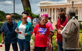 Ofrendas florales en el 85 aniversario del natalicio del Comandante Carlos Fonseca Amador