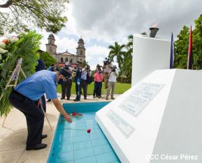 Ofrendas florales en el 85 aniversario del natalicio del Comandante Carlos Fonseca Amador