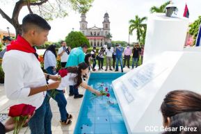 Ofrendas florales en el 85 aniversario del natalicio del Comandante Carlos Fonseca Amador