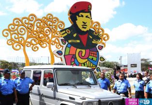 Daniel y Rosario rinden homenaje a Chávez