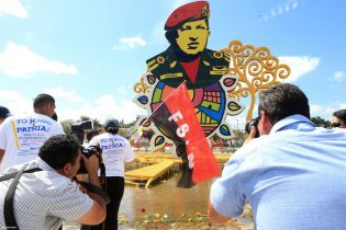 Daniel y Rosario rinden homenaje a Chávez