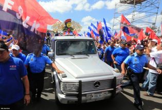 Daniel y Rosario rinden homenaje a Chávez