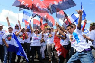Daniel y Rosario rinden homenaje a Chávez