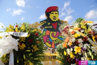 Daniel y Rosario rinden homenaje a Chávez
