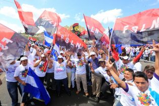 Daniel y Rosario rinden homenaje a Chávez