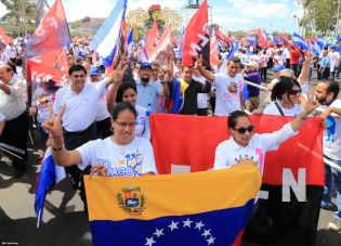 Daniel y Rosario rinden homenaje a Chávez