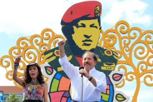 Daniel y Rosario rinden homenaje a Chávez