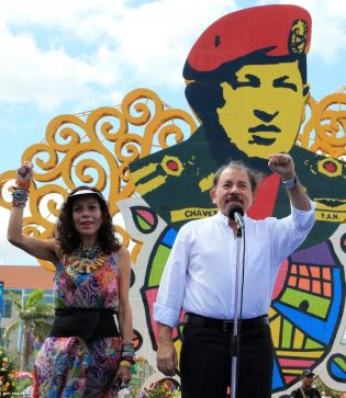Daniel y Rosario rinden homenaje a Chávez