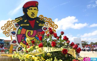 Daniel y Rosario rinden homenaje a Chávez