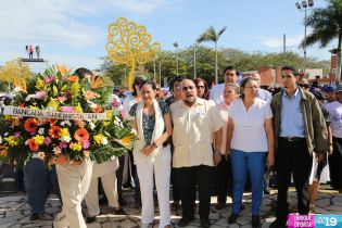 Daniel y Rosario rinden homenaje a Chávez