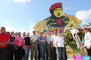 Daniel y Rosario rinden homenaje a Chávez