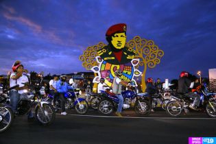 Daniel y Rosario rinden homenaje a Chávez