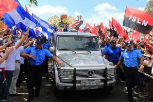Daniel y Rosario rinden homenaje a Chávez