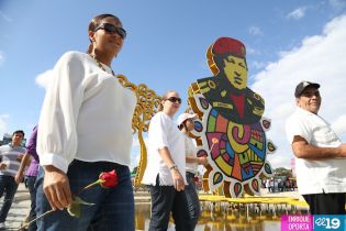 Daniel y Rosario rinden homenaje a Chávez