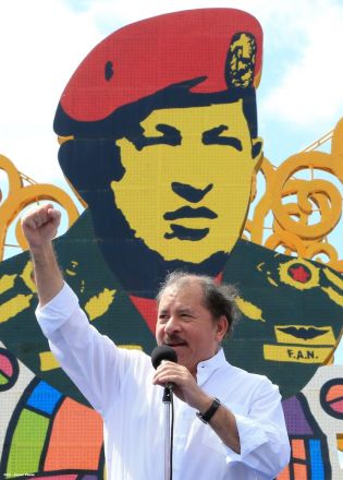 Daniel y Rosario rinden homenaje a Chávez
