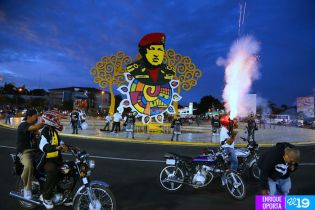 Daniel y Rosario rinden homenaje a Chávez