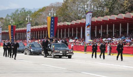 Desfile cívico-militar en honor al primer aniversario del tránsito a la inmortalidad de Chávez