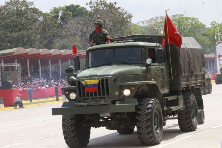 Desfile cívico-militar en honor al primer aniversario del tránsito a la inmortalidad de Chávez