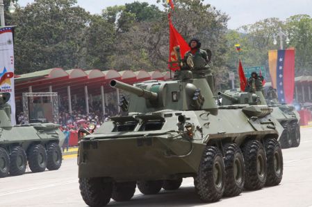 Desfile cívico-militar en honor al primer aniversario del tránsito a la inmortalidad de Chávez