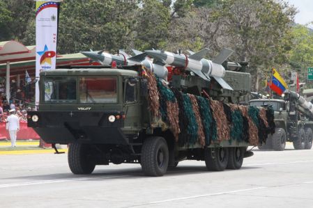 Desfile cívico-militar en honor al primer aniversario del tránsito a la inmortalidad de Chávez