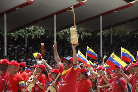 Desfile cívico-militar en honor al primer aniversario del tránsito a la inmortalidad de Chávez