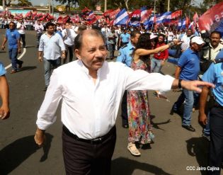 Daniel y Rosario rinden homenaje a Chávez