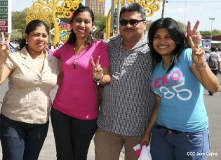 Daniel y Rosario rinden homenaje a Chávez