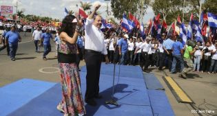 Daniel y Rosario rinden homenaje a Chávez