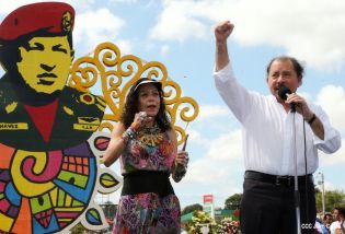 Daniel y Rosario rinden homenaje a Chávez