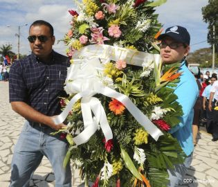 Daniel y Rosario rinden homenaje a Chávez