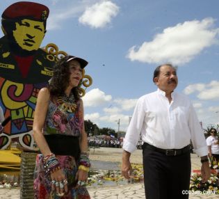 Daniel y Rosario rinden homenaje a Chávez