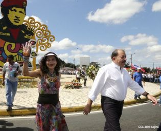 Daniel y Rosario rinden homenaje a Chávez