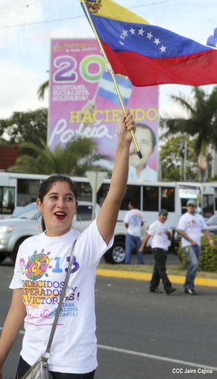Daniel y Rosario rinden homenaje a Chávez