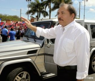Daniel y Rosario rinden homenaje a Chávez