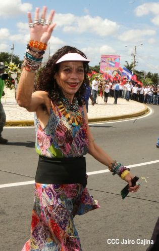 Daniel y Rosario rinden homenaje a Chávez