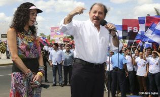 Daniel y Rosario rinden homenaje a Chávez