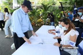 Presidente Daniel Ortega y Compañera Rosario Murillo participan en Verificación Ciudadana