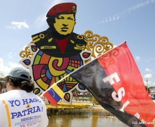 Daniel y Rosario rinden homenaje a Chávez