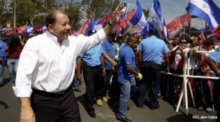 Daniel y Rosario rinden homenaje a Chávez