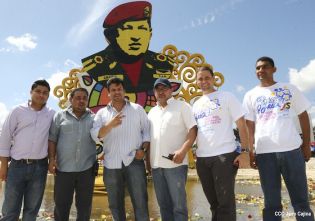 Daniel y Rosario rinden homenaje a Chávez