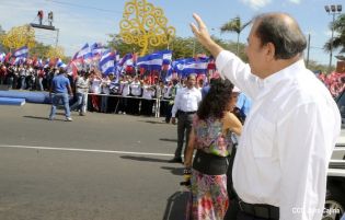 Daniel y Rosario rinden homenaje a Chávez