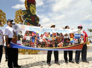 Daniel y Rosario rinden homenaje a Chávez