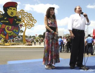Daniel y Rosario rinden homenaje a Chávez