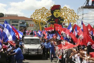 Daniel y Rosario rinden homenaje a Chávez